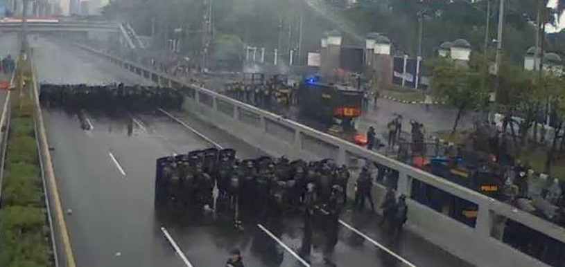 Suasana Demo di DPR Mulai Memanas, Massa Tembus ke Tol Dalam Kota