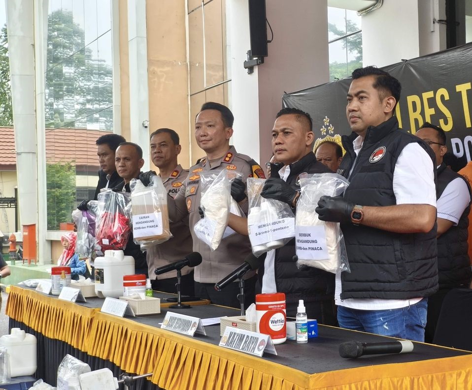 Polisi Bongkar Keberadaan Pabrik Tembakau Sintetis di Cikarang, Sembilan Orang Diciduk