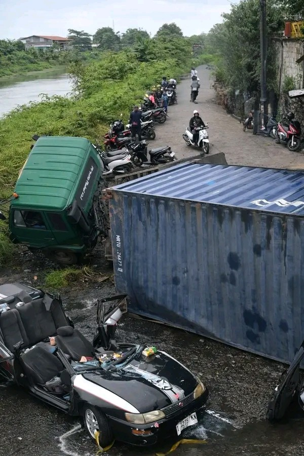 Sebuah Sedan Tertimpa Truk Kontainer Di Karawang