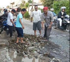 Beginilah Kondisi Jalan Villa Mutiara Raya Cibitung Rusak