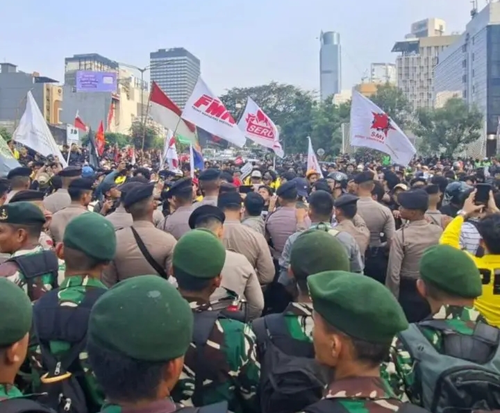 TNI Ikut Menjaga Aksi Unjuk Rasa Mahasiswa Di Bunderan HI Jakarta