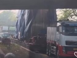 Truk Kontainer Tersangkut di Kolong Flyover Jababeka, Lalu Lintas Cikarang-Bekasi Macet