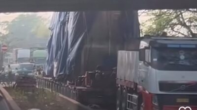 Truk Kontainer Tersangkut di Kolong Flyover Jababeka, Lalu Lintas Cikarang-Bekasi Macet