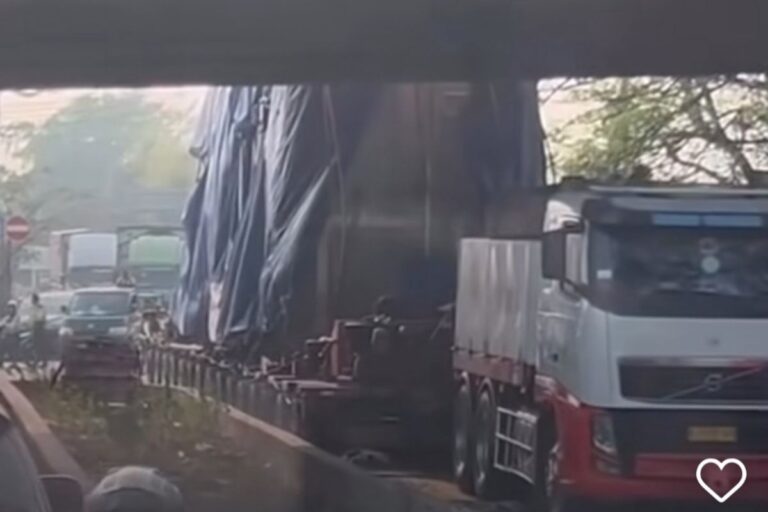 Truk Kontainer Tersangkut di Kolong Flyover Jababeka, Lalu Lintas Cikarang-Bekasi Macet