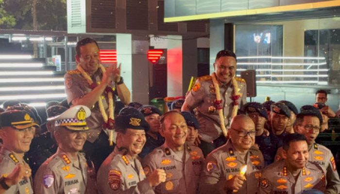 Kalung Melati Iringi Pelepasan Komjen Asep & Irjen Dekananto dari Polda Metro